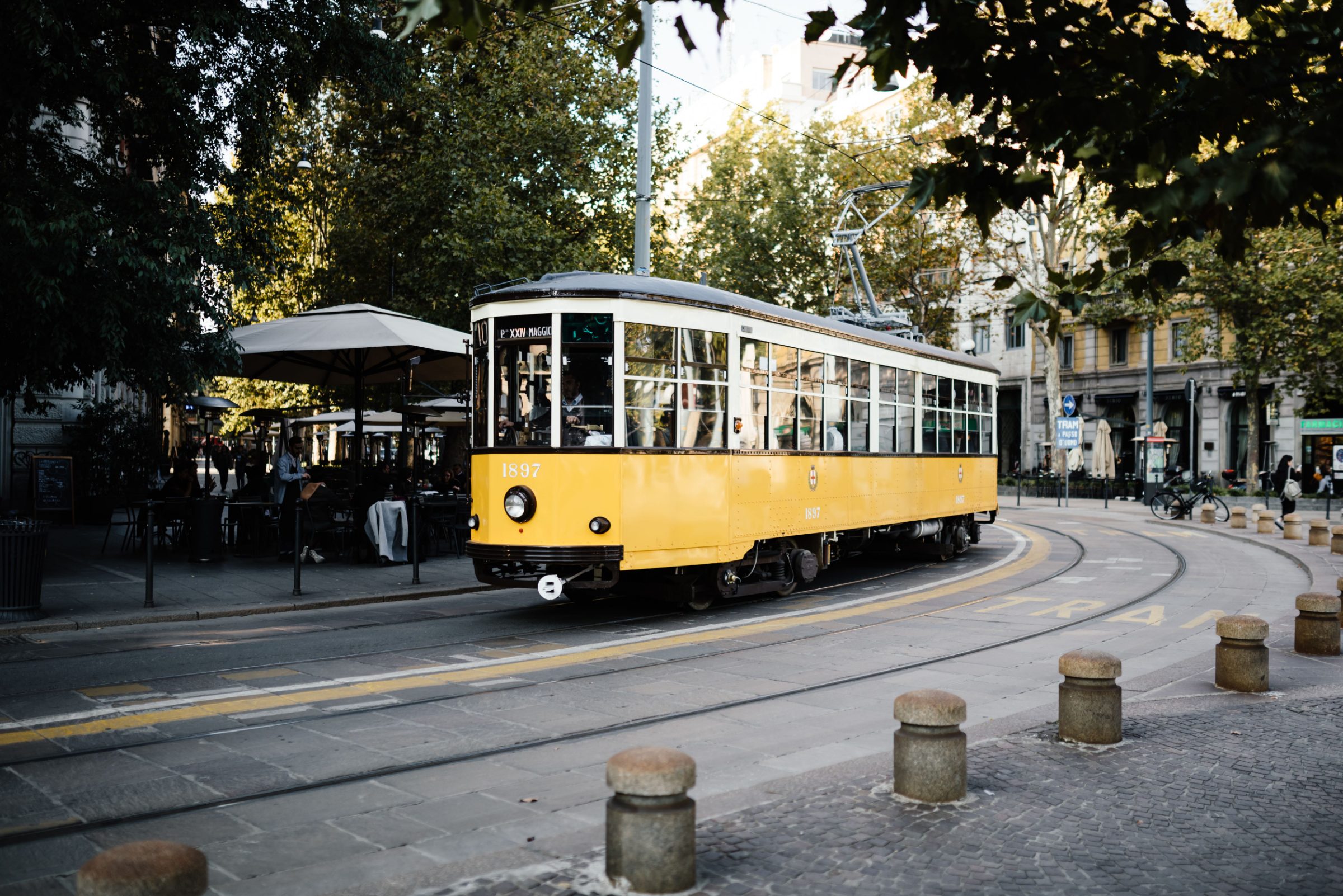 Tram storico giallo in una piazza di Milano