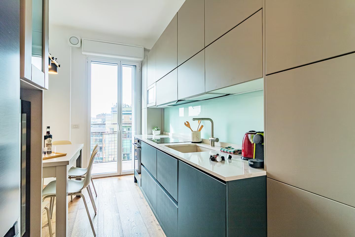 Cucina attrezzata con balcone