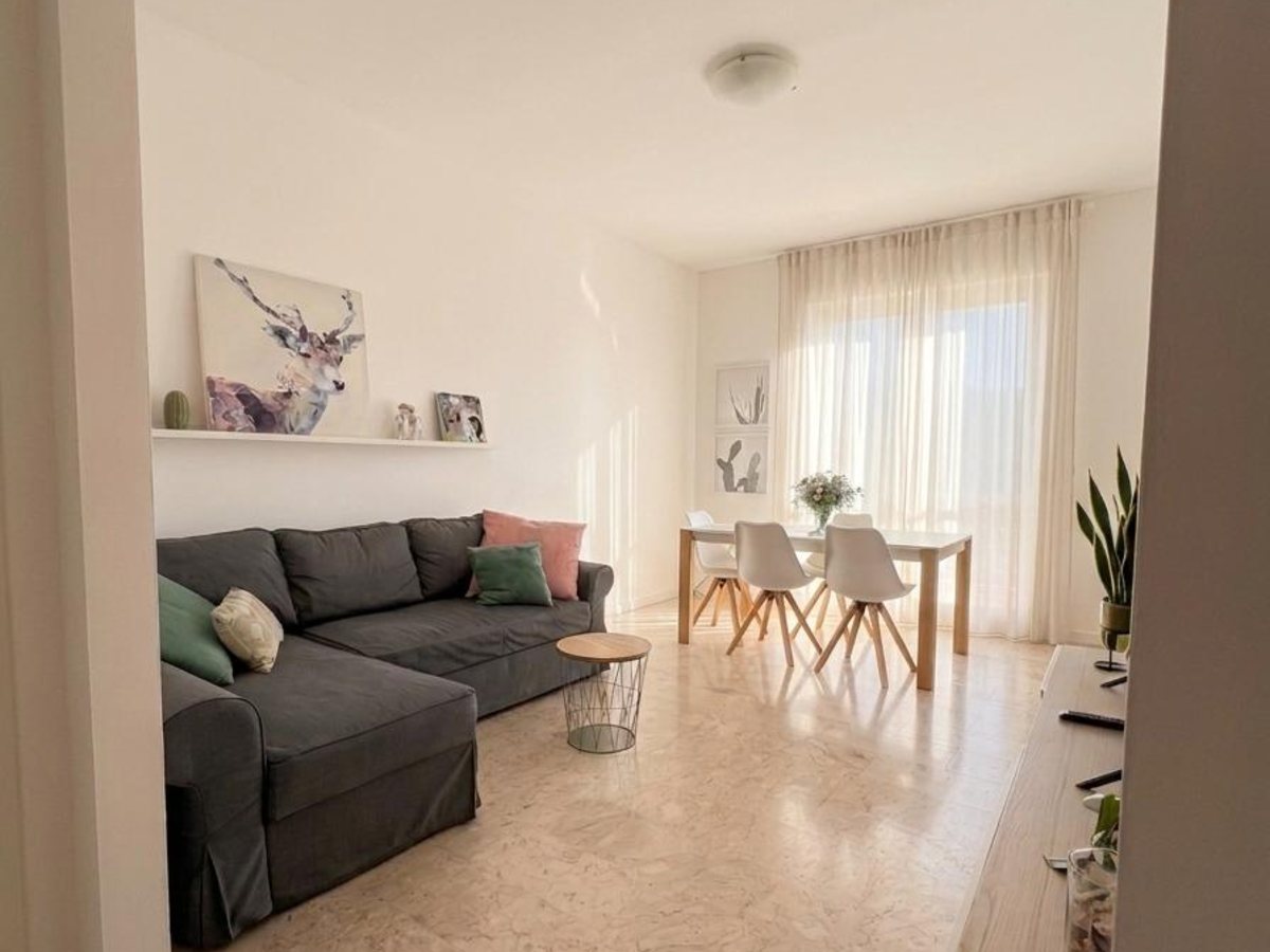 Soggiorno con divano letto e zona pranzo