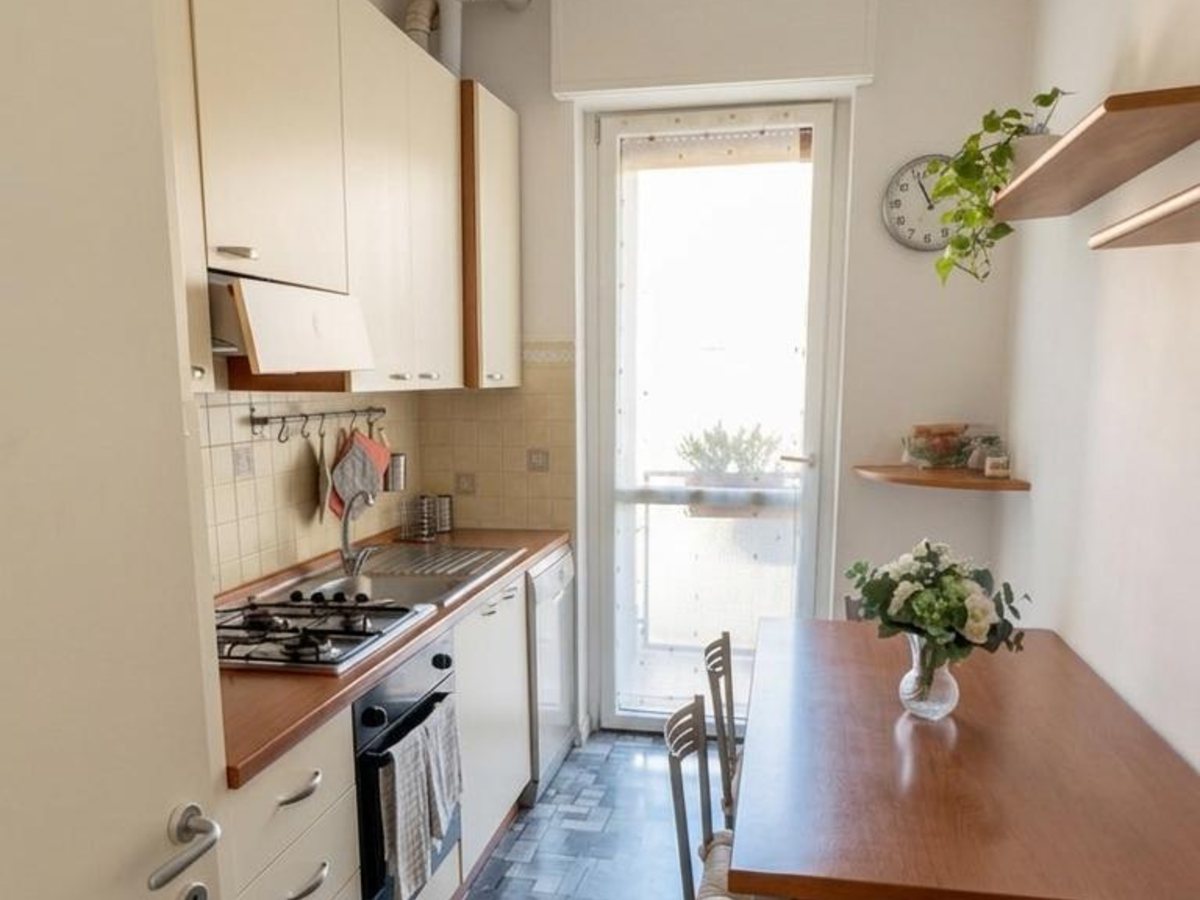 Cucina con tavolo e balcone