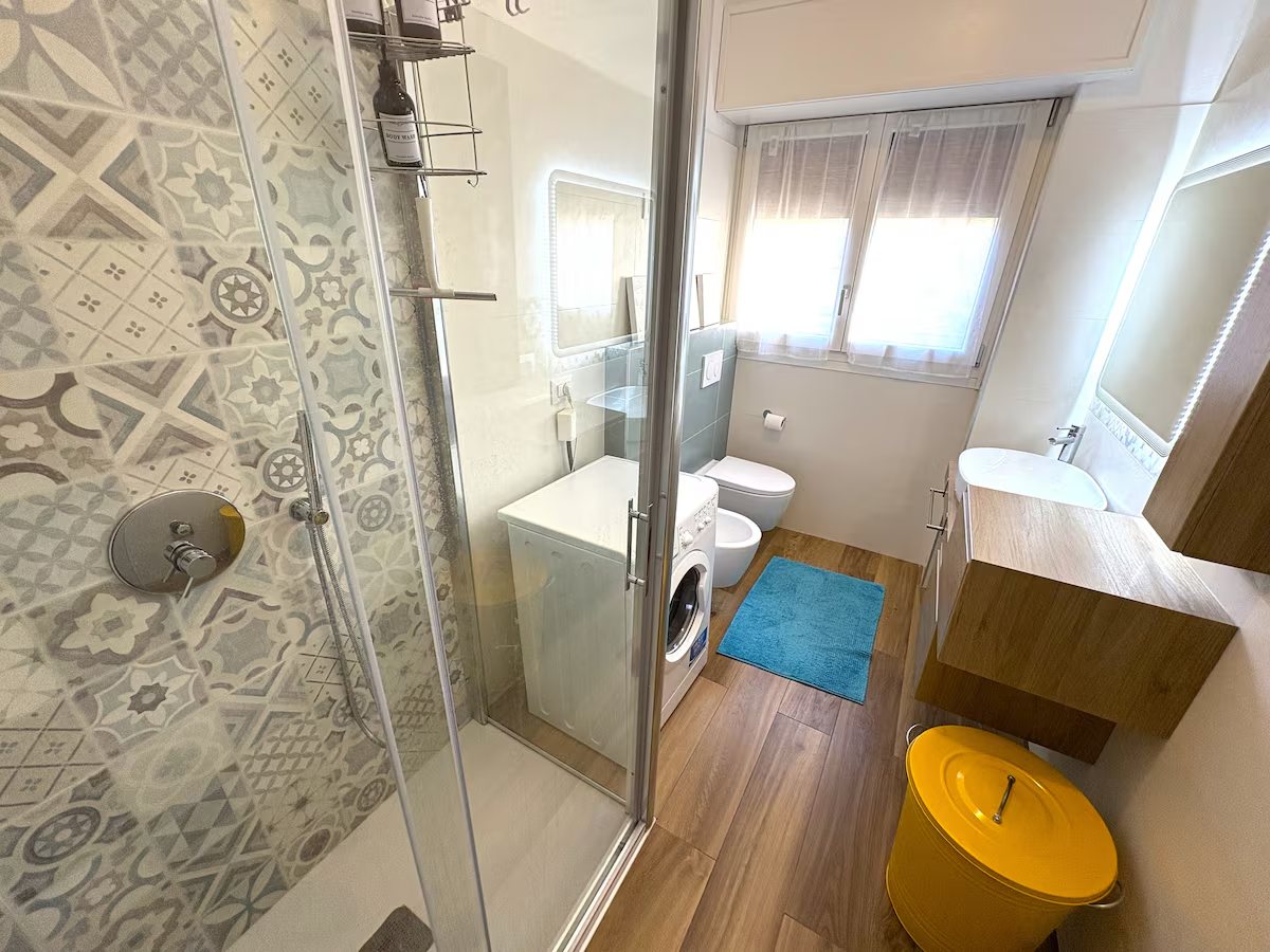 Bagno con doccia e lavatrice